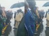 Gabon : des hauts cadres du gouvernement sous la pluie pour souhaiter un bon voyage au président