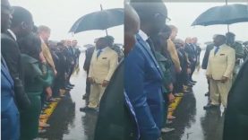 Gabon : des hauts cadres du gouvernement sous la pluie pour souhaiter un bon voyage au président